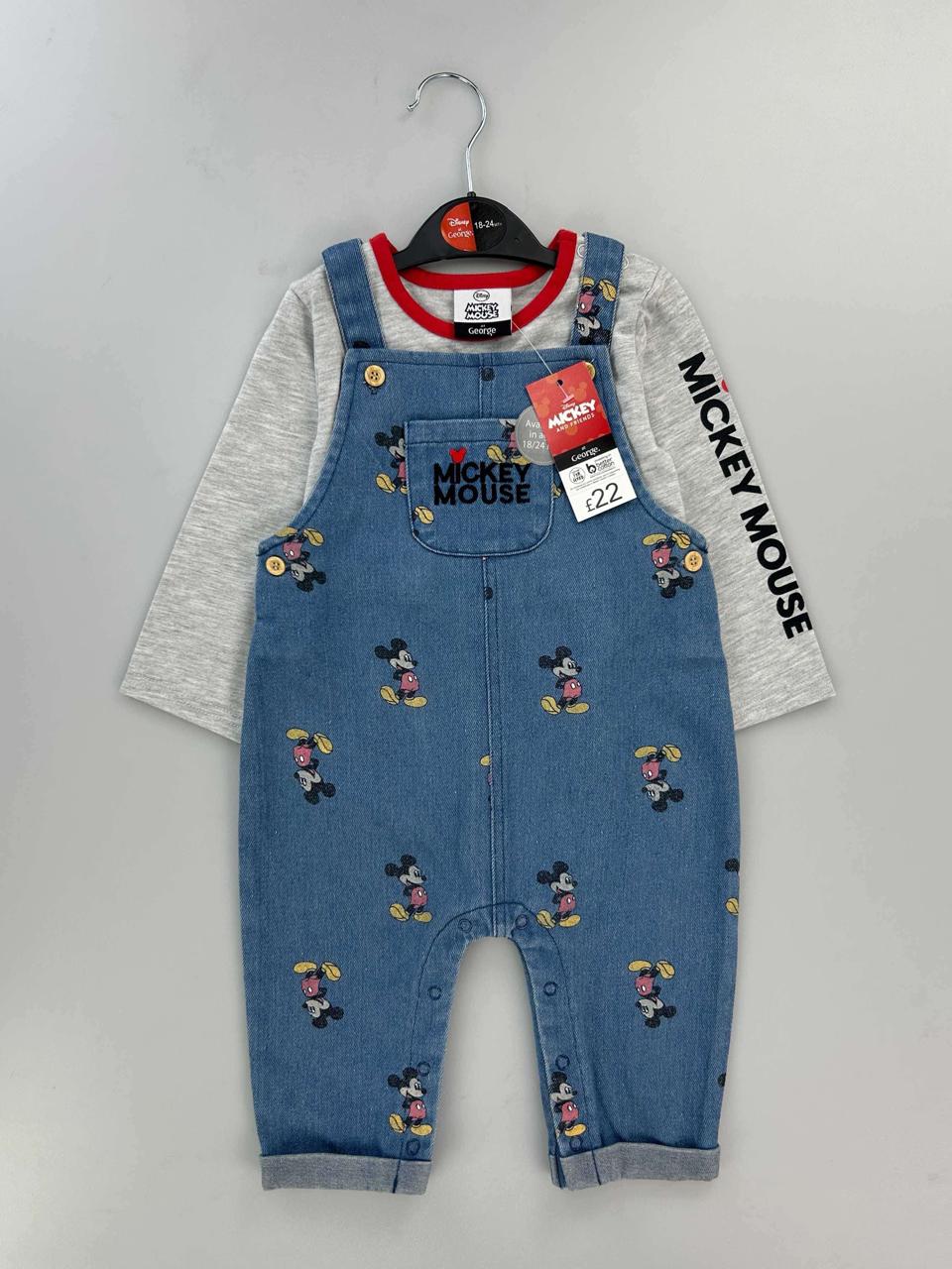 Overol Denim Estampado con camiseta gris franjas rojas